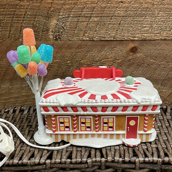 Department 56 "Dottie's Gumdrop Diner" Lighted Christmas 2004 COLLECTIBLE - Picture 4 of 13